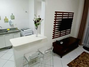 Η κουζίνα ή μικρή κουζίνα στο APT PRAIA do FORTE, 2min do Mar, a pé, CABO FRIO RJ