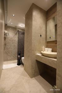 Resort Anes Drinit في بيخا: حمام مع حوض ومرحاض ودش