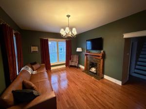 Μια τηλεόραση ή/και κέντρο ψυχαγωγίας στο New listing! Historic 4 bedroom home