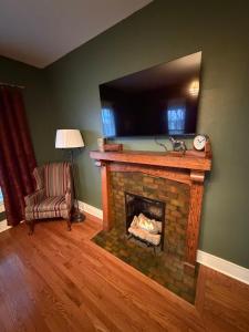 Μια τηλεόραση ή/και κέντρο ψυχαγωγίας στο New listing! Historic 4 bedroom home