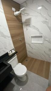 Koupelna v ubytování Hotel Ellos - Estacionamento e Café da Manhã Incluso + 24 fotografií