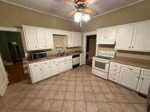 Η κουζίνα ή μικρή κουζίνα στο New listing! Historic 4 bedroom home