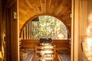 Φωτογραφία από το άλμπουμ του Lightfoot Cabin Mid-Century Perfect Romantic Getaway Hot Tub Sauna σε Running Springs