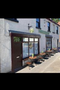 een restaurant met tafels en stoelen voor een gebouw bij The Terminus Loft in Conisbrough