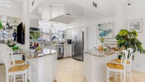 Η κουζίνα ή μικρή κουζίνα στο Shoreline Villa by AvantStay Steps to the Beach Bay Pier