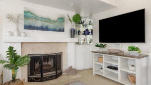 Μια τηλεόραση ή/και κέντρο ψυχαγωγίας στο Shoreline Villa by AvantStay Steps to the Beach Bay Pier