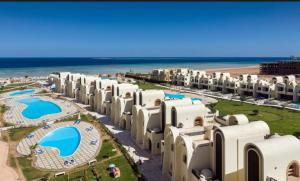La alberca dentro o cerca de Sahl Hasheesh Finest Chalet - Gravity resort beachfront family 2 bedroom - garden pools view waterpark NON EGYPTIAN ONLY