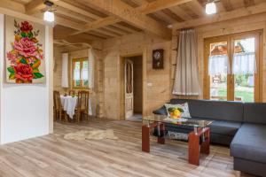 uma sala de estar com um sofá e uma mesa em udanypobyt Dom Bright House em Kościelisko