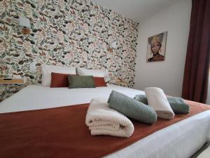 a bedroom with a bed with towels on it at Ch'ti Camargue in Port-Saint-Louis-du-Rhône