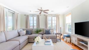 Μια τηλεόραση ή/και κέντρο ψυχαγωγίας στο Sea Shell by AvantStay Breezy Beachside Getaway w Rooftop Deck 6 BRs