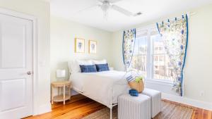 Ένα ή περισσότερα κρεβάτια σε δωμάτιο στο Sea Shell by AvantStay Breezy Beachside Getaway w Rooftop Deck 6 BRs