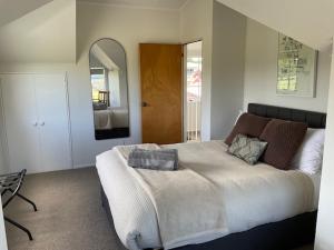 Ένα ή περισσότερα κρεβάτια σε δωμάτιο στο Fletcher House. No 1