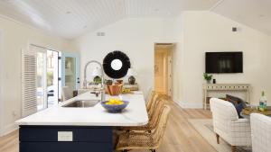 Μια τηλεόραση ή/και κέντρο ψυχαγωγίας στο Sawyer by AvantStay Stunning Isle Of Palms Home w Pool