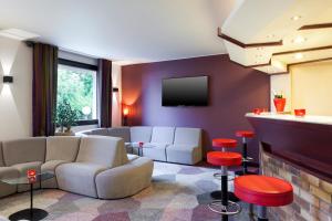 TV a/nebo společenská místnost v ubytování Kyriad Hotel Strasbourg Lingolsheim