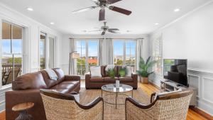 Μια τηλεόραση ή/και κέντρο ψυχαγωγίας στο 1 Block to Beach Newly Renovated 6BDR w Rooftop Views Sand Dune by AvantStay