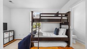 Ένα ή περισσότερα κρεβάτια σε δωμάτιο στο 1 Block to Beach Newly Renovated 6BDR w Rooftop Views Sand Dune by AvantStay