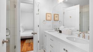 Ένα μπάνιο στο 1 Block to Beach Newly Renovated 6BDR w Rooftop Views Sand Dune by AvantStay +34 φωτογραφίες