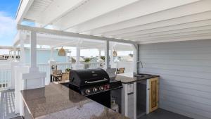 Η κουζίνα ή μικρή κουζίνα στο 1 Block to Beach Newly Renovated 6BDR w Rooftop Views Sand Dune by AvantStay