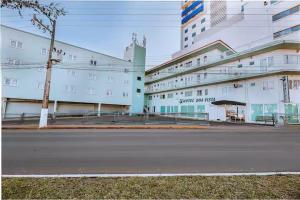 an empty street in front of a large building at Hotel Boa Vista - 200mts do Shopping Pátio in Chapecó