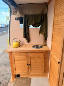 Kuchyň nebo kuchyňský kout v ubytování Sea View Camper Van