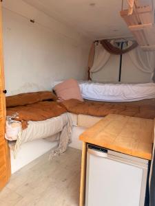 Postel nebo postele na pokoji v ubytování Sea View Camper Van