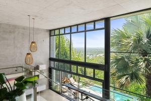 una habitación con una ventana grande con vistas en The Opal at Coolum - Mountain and Ocean Views, en Yaroomba