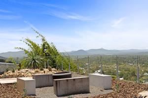 una vista de una ciudad desde la cima de una colina en The Opal at Coolum - Mountain and Ocean Views, en Yaroomba 51 fotos más