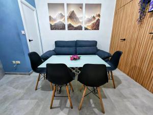 a table and chairs in a room with a couch at Alójate en Vigo! Casa bien equipada in Vigo +27 photos
