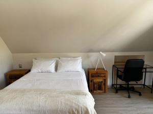 En eller flere senge i et værelse på Alto Las Condes Apartments