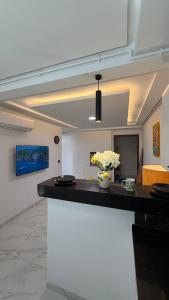 a room with a counter with a vase of flowers at Italian design et Vue panoramique in El Aouina Station