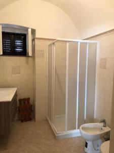 een badkamer met een douche, een toilet en een wastafel bij Gabriele Apartment Salento in Gallipoli