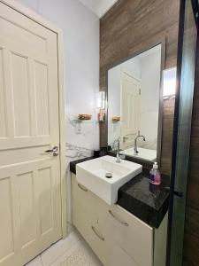 Et badeværelse på Apartamento aconchegante e moderno na melhor área da cidade, Cozy and modern apartment in best area of the city