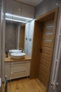 ヴィエリチカにあるVIP Apartments Victoriaの洗面台と鏡のあるバスルーム