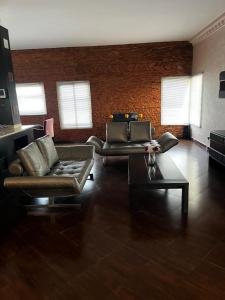 a living room with two couches and a table at Magnifique appartement villa in Martil