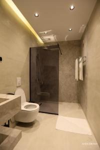 Resort Anes Drinit في بيخا: حمام مع دش ومرحاض ومغسلة