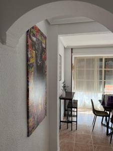 una pintura colgada en una pared en una sala de estar en La Casita del Coso, en Linares