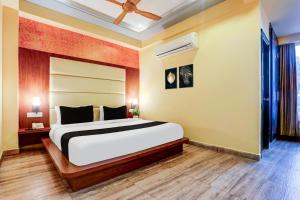 a bedroom with a large bed in a room at Townhouse Oak Pacify Hills in Dehradun