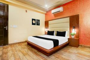 a bedroom with a large bed in a room at Townhouse Oak Pacify Hills in Dehradun