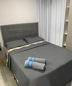 En eller flere senge i et værelse på Apto elegante no Catolé 306