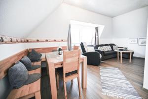 巴尔特鲁姆Haus Deichbrise的客厅里有一张沙发和一张桌子。