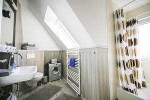 巴尔特鲁姆Haus Deichbrise的带水槽和洗衣机的浴室