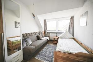 巴尔特鲁姆Haus Deichbrise的带沙发和床的客厅 更多6张照片