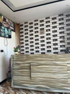 Μια τηλεόραση ή/και κέντρο ψυχαγωγίας στο Deluxe Master Room with Private Terrace and Mountain View Askari Lodges Murree