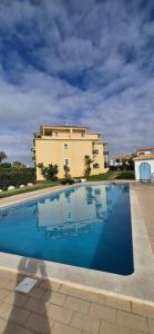 Πισίνα στο ή κοντά στο Spacious 2 Bedroom Condo in Albufeira