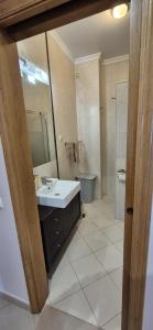 Ένα μπάνιο στο Spacious 2 Bedroom Condo in Albufeira