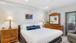 Ένα ή περισσότερα κρεβάτια σε δωμάτιο στο Walk to Beach Pool Hot Tub Private Patio Parking Seabreeze Retreat +44 φωτογραφίες