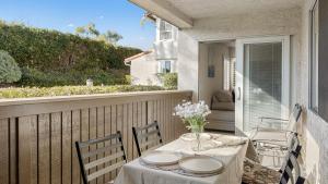 Μπαλκόνι ή βεράντα στο Walk to Beach Pool Hot Tub Private Patio Parking Seabreeze Retreat