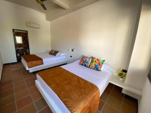 a bedroom with two beds in a room at Villa vacacional piscina en playa dormida in Santa Marta