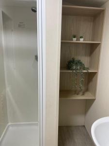 Ένα μπάνιο στο Wilson Getaways - Caravan Hire