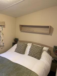 Giường trong phòng chung tại Wilson Getaways - Caravan Hire